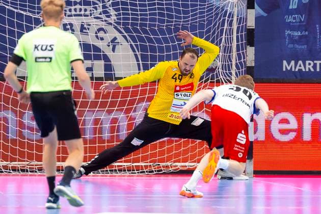 Nils Conrad (Nr. 49, VfL Lübeck-Schwartau) kann einen Siebenmeterversuch von Sascha Pfattheicher (Nr. 30, HBW Balingen-Weilstetten) nicht parieren. VfL Luebeck-Schwartau vs. HBW Balingen-Weilstetten, Handball, 2. Bundesliga, 13.09.25 Luebeck Schleswig-Holstein Germany Copyright: xAgentur54Gradx xFelixxKoenigx