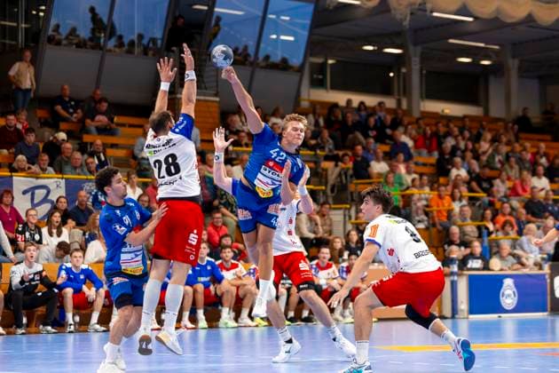 Einar Nickelsen (Nr. 42, VfL Lübeck-Schwartau) gegen Tobias Heinzelmann (Nr. 28, HBW Balingen-Weilstetten). VfL Luebeck-Schwartau vs. HBW Balingen-Weilstetten, Handball, 2. Bundesliga, 13.09.25 Luebeck Schleswig-Holstein Germany Copyright: xAgentur54Gradx xFelixxKoenigx