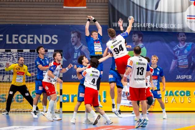 Georg Pöhle (Nr. 94, HBW Balingen-Weilstetten) gegen Ole Hagedorn (Nr. 10, VfL Lübeck-Schwartau). VfL Luebeck-Schwartau vs. HBW Balingen-Weilstetten, Handball, 2. Bundesliga, 13.09.25 Luebeck Schleswig-Holstein Germany Copyright: xAgentur54Gradx xFelixxKoenigx