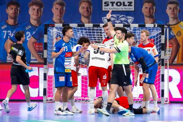 Lukas Kingsley Emdorf (Nr. 73, VfL Lübeck-Schwartau) bekommt eine Zweiminutenstrafe. VfL Luebeck-Schwartau vs. HBW Balingen-Weilstetten, Handball, 2. Bundesliga, 13.09.25 Luebeck Schleswig-Holstein Germany Copyright: xAgentur54Gradx xFelixxKoenigx