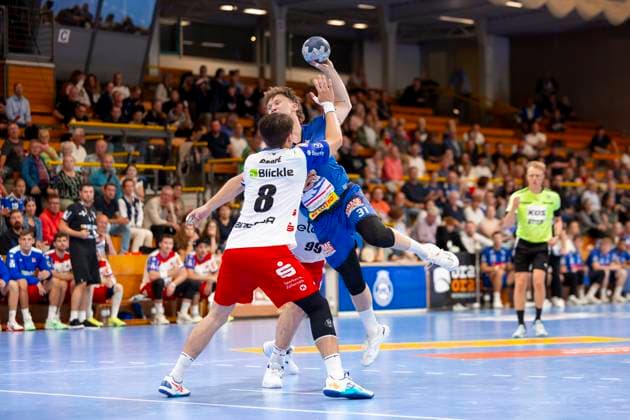 Oliver Juhl Refsgaard (Nr. 31, VfL Lübeck-Schwartau) gegen Magnus Grupe (Nr. 8, HBW Balingen-Weilstetten) und Stefan Bauer (Nr. 99, HBW Balingen-Weilstetten). VfL Luebeck-Schwartau vs. HBW Balingen-Weilstetten, Handball, 2. Bundesliga, 13.09.25 Luebeck Schleswig-Holstein Germany Copyright: xAgentur54Gradx xFelixxKoenigx