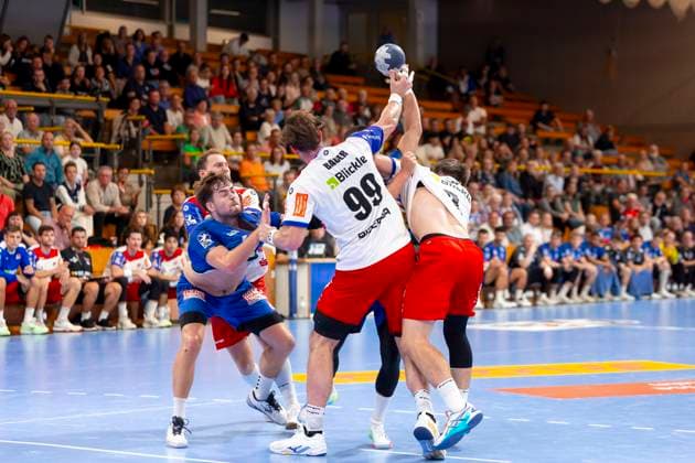 Rasmus Willette Houmøller (Nr. 6, VfL Lübeck-Schwartau) und Janik Schrader (Nr. 23, VfL Lübeck-Schwartau) gegen Stefan Bauer (Nr. 99, HBW Balingen-Weilstetten) und Magnus Grupe (Nr. 8, HBW Balingen-Weilstetten). VfL Luebeck-Schwartau vs. HBW Balingen-Weilstetten, Handball, 2. Bundesliga, 13.09.25 Luebeck Schleswig-Holstein Germany Copyright: xAgentur54Gradx xFelixxKoenigx