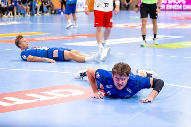 Einar Nickelsen (Nr. 42, VfL Lübeck-Schwartau) und Rasmus Willette Houmøller (Nr. 6, VfL Lübeck-Schwartau) sind niedergeschlagen deprimiert enttaeuscht. VfL Luebeck-Schwartau vs. HBW Balingen-Weilstetten, Handball, 2. Bundesliga, 13.09.25 Luebeck Schleswig-Holstein Germany Copyright: xAgentur54Gradx xFelixxKoenigx