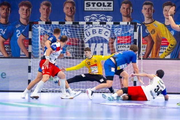 Yonatan Dayan (Nr. 34, HBW Balingen-Weilstetten) gegen Rasmus Willette Houmøller (Nr. 6, VfL Lübeck-Schwartau) und Torhueter Paul Dreyer (Nr. 12, VfL Lübeck-Schwartau). VfL Luebeck-Schwartau vs. HBW Balingen-Weilstetten, Handball, 2. Bundesliga, 13.09.25 Luebeck Schleswig-Holstein Germany Copyright: xAgentur54Gradx xFelixxKoenigx