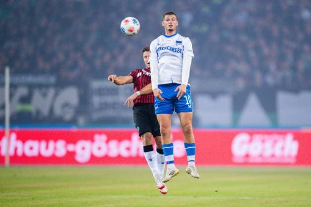 13.09.2025 - Fußball, 2025 2026, 2. Bundesliga, 5. Spieltag, Hannover 96 - Hertha BSC Berlin: (L-R) Enzo Leopold (Hannover), Michael Cuisance (Berlin) DFL REGULATIONS PROHIBIT ANY USE OF PHOTOGRAPHS AS IMAGE SEQUENCES AND OR QUASI-VIDEO.