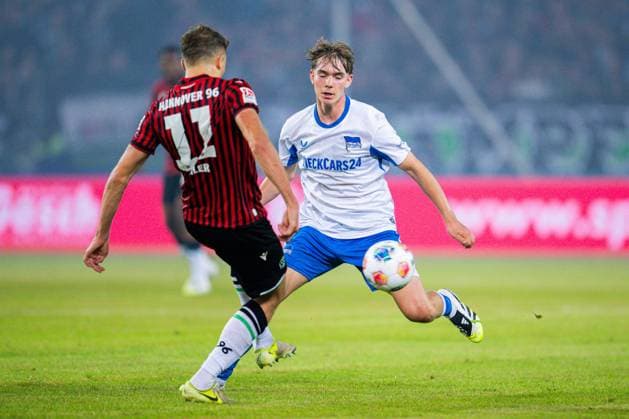 13.09.2025 - Fußball, 2025 2026, 2. Bundesliga, 5. Spieltag, Hannover 96 - Hertha BSC Berlin: (L-R) Benedikt Pichler (Hannover), Kennet Eichhorn (Berlin) DFL REGULATIONS PROHIBIT ANY USE OF PHOTOGRAPHS AS IMAGE SEQUENCES AND OR QUASI-VIDEO.