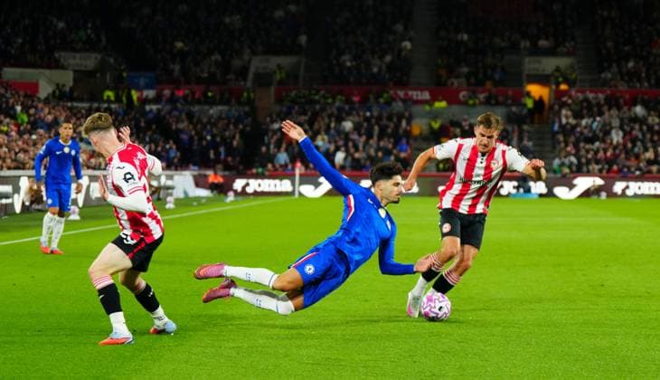 Pedro Neto of Chelsea earns himself a free kick Brentford v Chelsea, Premier League, Football, Gtech Community Stadium, London, UK - 13 Sept 2025London Gtech Community Stadium United Kingdom EDITORIAL USE ONLY No use with unauthorised audio, video, data, fixture lists, club league logos or live services. Online in-match use limited to 120 images, no video emulation. No use in betting, games or single club league player publications. Copyright: xJavierxGarcia Shutterstockx 15481316b