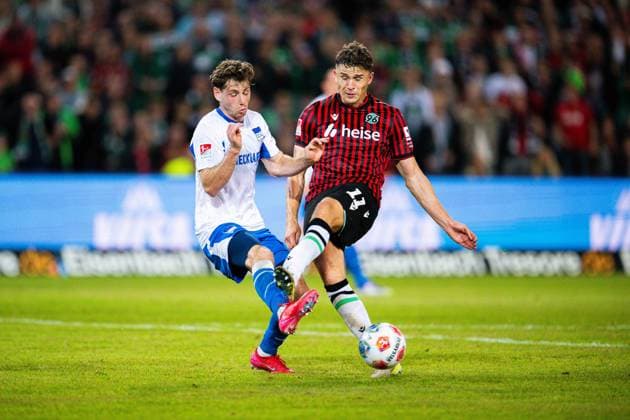 13.09.2025 - Fußball, 2025 2026, 2. Bundesliga, 5. Spieltag, Hannover 96 - Hertha BSC Berlin: (L-R) Leon Jensen (Berlin), Benedikt Pichler (Hannover) DFL REGULATIONS PROHIBIT ANY USE OF PHOTOGRAPHS AS IMAGE SEQUENCES AND OR QUASI-VIDEO.