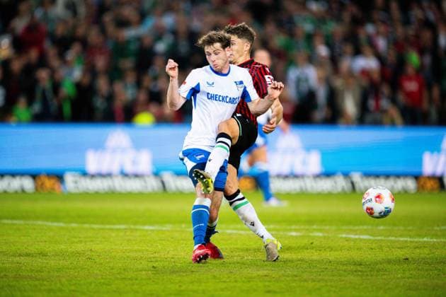 13.09.2025 - Fußball, 2025 2026, 2. Bundesliga, 5. Spieltag, Hannover 96 - Hertha BSC Berlin: (L-R) Leon Jensen (Berlin), Benedikt Pichler (Hannover) DFL REGULATIONS PROHIBIT ANY USE OF PHOTOGRAPHS AS IMAGE SEQUENCES AND OR QUASI-VIDEO.