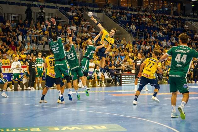 Robert Timmermeister (7; Rhein Neckar Löwen) wirft den Ball aufs Tor, während 31; ThSV Eisenach, Felix Aellen (22; ThSV Eisenach) und Stephan Seitz (44; ThSV Eisenach) verteidigen Robert Timmermeister (7; Rhein Neckar Löwen) wirft aufs Tor