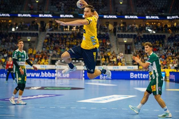 Robert Timmermeister (7; Rhein Neckar Löwen) springt zum Wurf, während Stephan Seitz (44; ThSV Eisenach) und Philipp Meyer (27; ThSV Eisenach) verteidigen Robert Timmermeister (7; Rhein Neckar Löwen) wirft aufs Tor