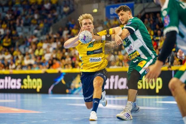Spieler Mathias Larson (4; Rhein Neckar Löwen) der Rhein Neckar Löwen kämpft um den Ball gegen Spieler Justin Kurch (52; ThSV Eisenach) von ThSV Eisenach in der SAP Arena Mannheim. Mathias Larson (4; Rhein Neckar Löwen) kämpft um den Ball gegen Justin Kurch (52; ThSV Eisenach)