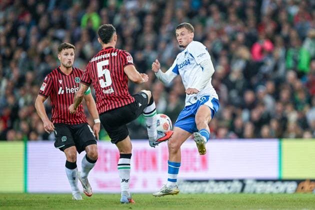 2. Bundesliga - Hannover 96 - Hertha BSC Berlin am 13.09.2025 in der HDI Arena in Hannover Virgil Ghita (Hannover) im Zweikampf gegen Mickael Cuisance (Berlin)