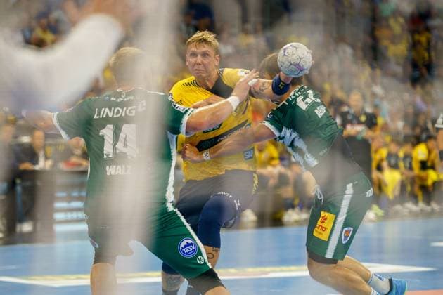 Edwin Aspenbeck (78; Rhein Neckar Löwen) wirft den Ball trotz enger Deckung von Peter Walz (14; ThSV Eisenach) und Moritz Ende (21; ThSV Eisenach) Edwin Aspenbeck (78; Rhein Neckar Löwen) wirft aufs Tor