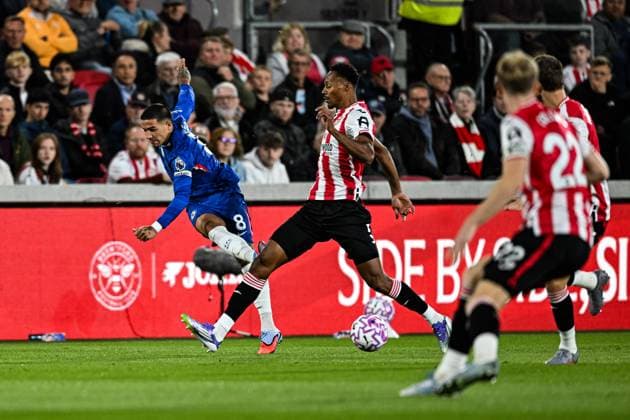 13th September 2025; Gtech Community Stadium, Brentford, London, England; Premier League Football, Brentford versus Chelsea; Enzo Fernandez of Chelsea passes away from Ethan Pinnock of Brentford  GodfreyxPitt