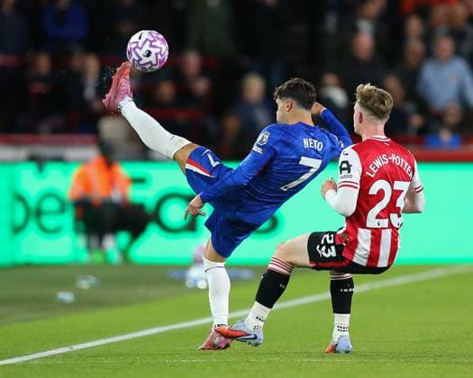 London, England, September 13 2025: Pedro Neto (7 Chelsea) clears the ball from the path of Keane Lewis-Potter (23 Brentford) during the Premier League game between Brentford and Chelsea at Gtech Community Stadium in London, England. (Photo by Jay Patel Sports Press Photo SPP) Copyright: xJayxPatel SportsxPressxPhoto SPPx Sportspressphoto_SPR24981
