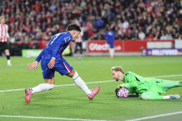 Brentford v Chelsea 13 September 2025, London - Premier League Football - Brentford FC v Chelsea FC - Pedro Neto of Chelsea closes down Brentford goalkeeper Caoimhin Kelleher - Photo: Mark Leech. London UK Copyright: xMarkxLeechxOffside