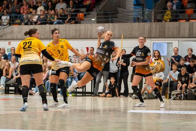 Handball I Frauen I Saison 2025-2026 I 2. Bundesliga I 3. Spieltag I VfL Waiblingen - HC Rödertal I 13.09.2025 Belen Gettwart (8, VfL Waiblingen Tigers) im Wurf Waiblingen Rundsporthalle Baden-Württemberg Deutschland Copyright: xLobeca MaxxPetershansx