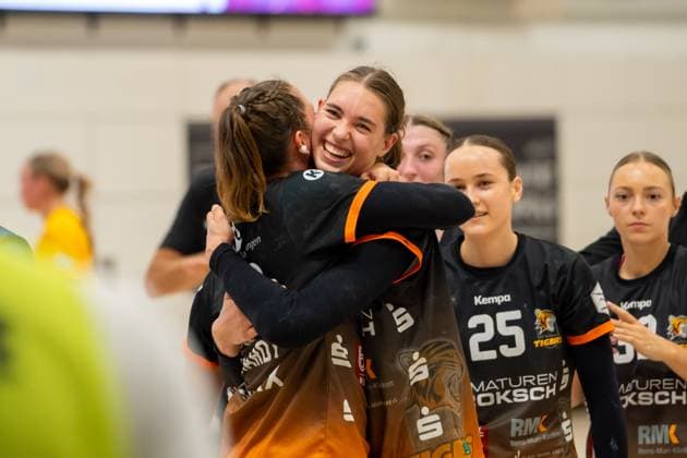 Handball I Frauen I Saison 2025-2026 I 2. Bundesliga I 3. Spieltag I VfL Waiblingen - HC Rödertal I 13.09.2025 Isabel Kattner (10, VfL Waiblingen Tigers) freut sich und umarmt Lara Eckhardt (96, VfL Waiblingen Tigers) Waiblingen Rundsporthalle Baden-Württemberg Deutschland Copyright: xLobeca MaxxPetershansx
