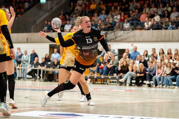 Handball I Frauen I Saison 2025-2026 I 2. Bundesliga I 3. Spieltag I VfL Waiblingen - HC Rödertal I 13.09.2025 Samira Brand (13, VfL Waiblingen Tigers) im Wurf Waiblingen Rundsporthalle Baden-Württemberg Deutschland Copyright: xLobeca MaxxPetershansx