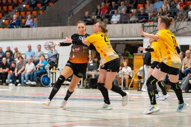 Handball I Frauen I Saison 2025-2026 I 2. Bundesliga I 3. Spieltag I VfL Waiblingen - HC Rödertal I 13.09.2025 Lara Eckhardt (96, VfL Waiblingen Tigers) mit Ball verteidigt von Lena Smolik (27, HC Rödertal) Waiblingen Rundsporthalle Baden-Württemberg Deutschland Copyright: xLobeca MaxxPetershansx