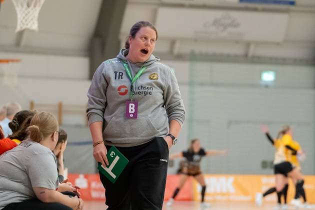 Handball I Frauen I Saison 2025-2026 I 2. Bundesliga I 3. Spieltag I VfL Waiblingen - HC Rödertal I 13.09.2025 Trainerin Maike Daniels (HC Rödertal) Waiblingen Rundsporthalle Baden-Württemberg Deutschland Copyright: xLobeca MaxxPetershansx