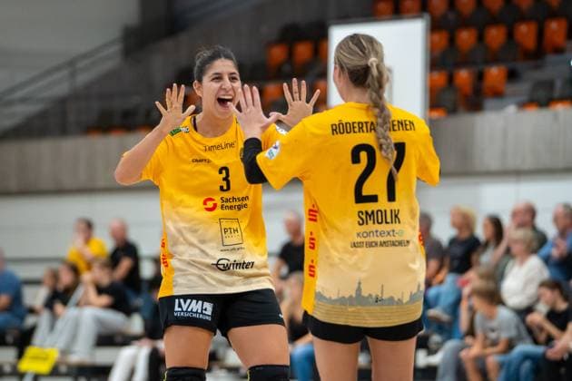 Handball I Frauen I Saison 2025-2026 I 2. Bundesliga I 3. Spieltag I VfL Waiblingen - HC Rödertal I 13.09.2025 Mor Shaul (3, HC Rödertal) und Lena Smolik (27, HC Rödertal) freuen sich Waiblingen Rundsporthalle Baden-Württemberg Deutschland Copyright: xLobeca MaxxPetershansx