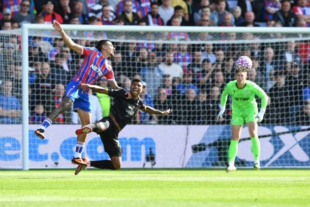 Crystal Palace v Sunderland Premier League 13 09 2025. Daniel Munoz Defender of Crystal Palace and Abdoullah Ba Midfielder of Sunderland both go for the ball watched on by Dean Henderson Goalkeeper of Crystal Palace during the Premier League match between Crystal Palace and Sunderland at Selhurst Park, London, England on 13 September 2025. London Selhurst Park Greater London England Editorial use only DataCo restrictions apply See www.football-dataco.com , Copyright: xJeffxMoodx PSI-22822-0033