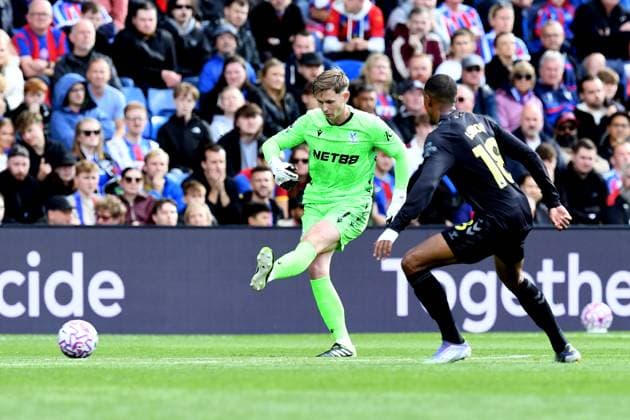 Crystal Palace v Sunderland Premier League 13 09 2025. Dean Henderson Goalkeeper of Crystal Palace makes a goalmouth clearance under pressure from Wilson Isidor Forward of Sunderland during the Premier League match between Crystal Palace and Sunderland at Selhurst Park, London, England on 13 September 2025. London Selhurst Park Greater London England Editorial use only DataCo restrictions apply See www.football-dataco.com , Copyright: xJeffxMoodx PSI-22822-0042
