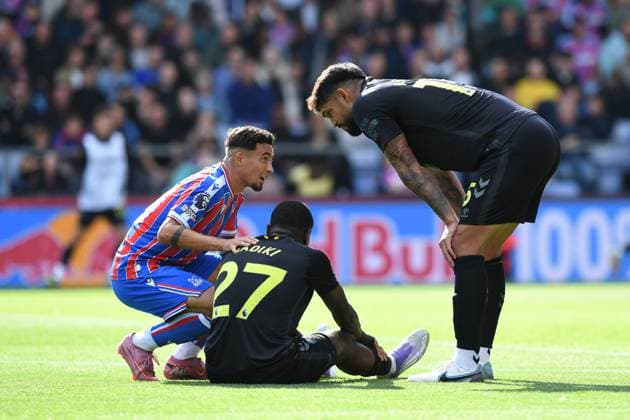 Crystal Palace v Sunderland Premier League 13 09 2025. Yeremy Pino Midfielder of Crystal Palace helps Noah Sadiki of Sunderland after he goes to ground during the Premier League match between Crystal Palace and Sunderland at Selhurst Park, London, England on 13 September 2025. London Selhurst Park Greater London England Editorial use only DataCo restrictions apply See www.football-dataco.com , Copyright: xJeffxMoodx PSI-22822-0052