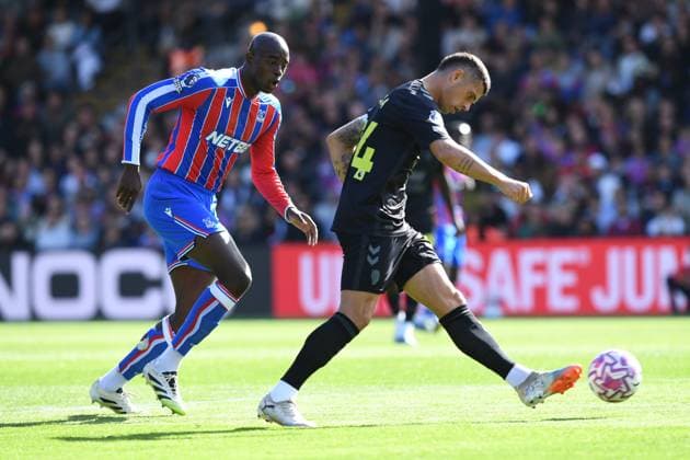 Crystal Palace v Sunderland Premier League 13 09 2025. Granit Xhaka Midfielder of Sunderland plays the ball under pressure from Jean-Philippe Mateta Forward of Crystal Palace during the Premier League match between Crystal Palace and Sunderland at Selhurst Park, London, England on 13 September 2025. London Selhurst Park Greater London England Editorial use only DataCo restrictions apply See www.football-dataco.com , Copyright: xJeffxMoodx PSI-22822-0058