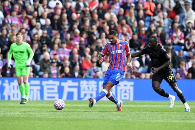 Crystal Palace v Sunderland Premier League 13 09 2025. Maxence Lacroix Defender of Crystal Palace clears the ball while under pressure from Habib Diarra Midfielder of Sunderland during the Premier League match between Crystal Palace and Sunderland at Selhurst Park, London, England on 13 September 2025. London Selhurst Park Greater London England Editorial use only DataCo restrictions apply See www.football-dataco.com , Copyright: xJeffxMoodx PSI-22822-0063