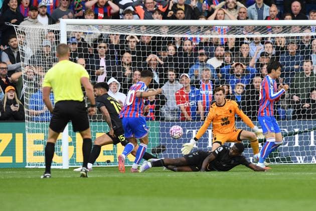 Crystal Palace v Sunderland Premier League 13 09 2025. Yeremy Pino Midfielder of Crystal Palace has a shot on goal which is deflected away by Omar Alderete Defender of Sunderland during the Premier League match between Crystal Palace and Sunderland at Selhurst Park, London, England on 13 September 2025. London Selhurst Park Greater London England Editorial use only DataCo restrictions apply See www.football-dataco.com , Copyright: xJeffxMoodx PSI-22822-0077