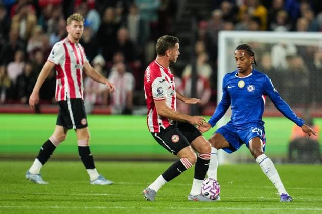 Premier League Brentford v Chelsea Joao Pedro of Chelsea and Jordan Henderson of Brentford battle during the Premier League match Brentford vs Chelsea at The Gtech Community Stadium, London, United Kingdom, 13th September 2025 (Photo by Harvey Murphy News Images) Copyright: xHarveyxMurphy NewsxImagesx