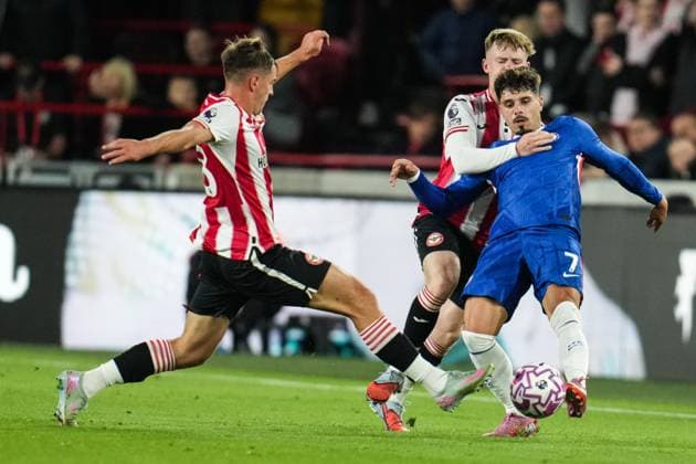 Premier League Brentford v Chelsea Pedro Neto of Chelsea releases the ball under pressure from Keane Lewis-Potter of Brentford during the Premier League match Brentford vs Chelsea at The Gtech Community Stadium, London, United Kingdom, 13th September 2025 (Photo by Harvey Murphy News Images) Copyright: xHarveyxMurphy NewsxImagesx