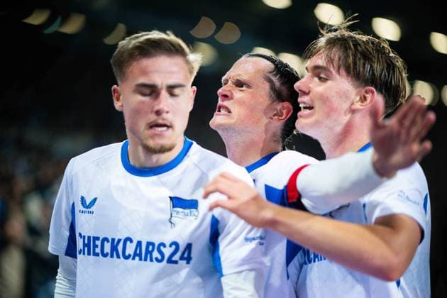 13.09.2025 - Fußball, 2025 2026, 2. Bundesliga, 5. Spieltag, Hannover 96 - Hertha BSC Berlin: (L-R) Marten Winkler (Berlin) jubelt nach seinem Tor zum 0:1 mit Fabian Reese (Berlin), Kennet Eichhorn (Berlin) DFL REGULATIONS PROHIBIT ANY USE OF PHOTOGRAPHS AS IMAGE SEQUENCES AND OR QUASI-VIDEO.