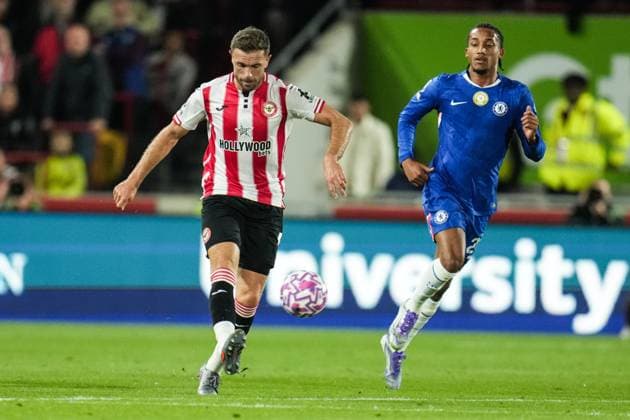 Premier League Brentford v Chelsea Jordan Henderson of Brentford plays a ball that leads to Kevin Schade of Brentford to score during the Premier League match Brentford vs Chelsea at The Gtech Community Stadium, London, United Kingdom, 13th September 2025 (Photo by Harvey Murphy News Images) Copyright: xHarveyxMurphy NewsxImagesx