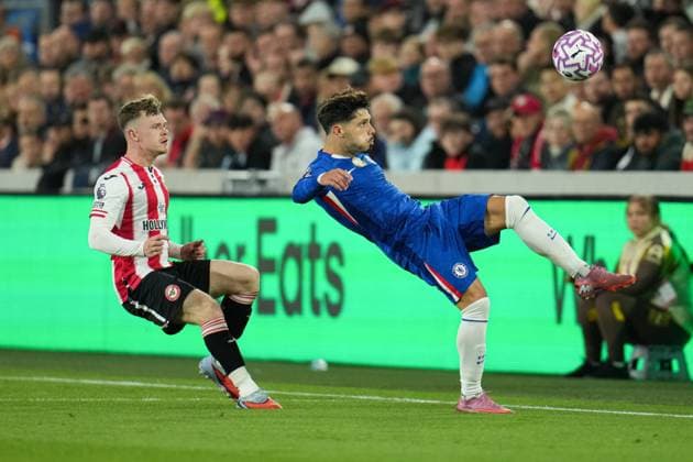Premier League Brentford v Chelsea Pedro Neto of Chelsea watches the ball during the Premier League match Brentford vs Chelsea at The Gtech Community Stadium, London, United Kingdom, 13th September 2025 (Photo by Harvey Murphy News Images) Copyright: xHarveyxMurphy NewsxImagesx