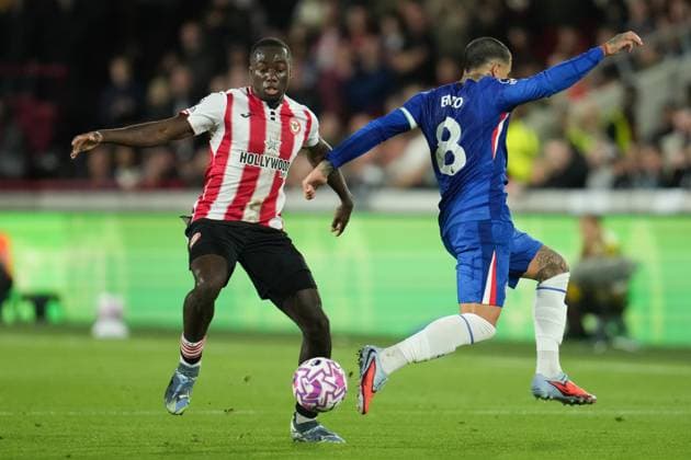Premier League Brentford v Chelsea Michael Kayode of Brentford plays the ball past Enzo Fernandez of Chelsea during the Premier League match Brentford vs Chelsea at The Gtech Community Stadium, London, United Kingdom, 13th September 2025 (Photo by Harvey Murphy News Images) Copyright: xHarveyxMurphy NewsxImagesx