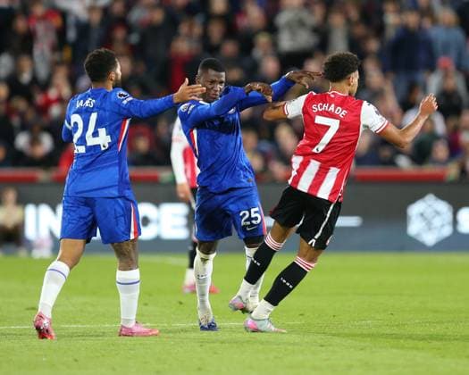 London, England, September 13 2025: Moises Caicedo (25 Chelsea) pushes Kevin Schade (7 Brentford) during the Premier League game between Brentford and Chelsea at Gtech Community Stadium in London, England. (Photo by Jay Patel Sports Press Photo SPP) Copyright: xJayxPatel SportsxPressxPhoto SPPx Sportspressphoto_SPR25027