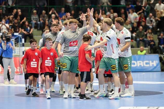 GER, 1.HBL. bergischer HC vs. GWD Minden 13.09.2025, Unihalle, Wuppertal, GER, 1.HBL. bergischer HC vs. GWD Minden, im Bild: Begruessung der Mannschaften mit Einlaufkindern hier Minden
