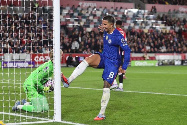 Brentford v Chelsea 13 September 2025, London - Premier League Football - Brentford FC v Chelsea FC - Enzo Fernandez of Chelsea kicks the post in frustration - Photo: Mark Leech. London UK Copyright: xMarkxLeechxOffside