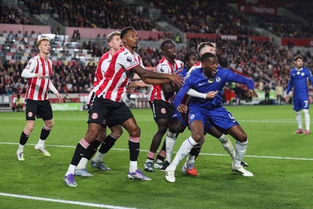 Brentford v Chelsea 13 September 2025, London - Premier League Football - Brentford FC v Chelsea FC - Tosin Adarabioyo of Chelsea is grabbed in the box by Keane Lewis-Potter of Brentford - Photo: Mark Leech. London UK Copyright: xMarkxLeechxOffside