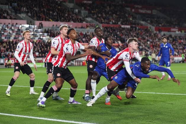 Brentford v Chelsea 13 September 2025, London - Premier League Football - Brentford FC v Chelsea FC - Tosin Adarabioyo of Chelsea is grabbed in the box by Keane Lewis-Potter of Brentford - Photo: Mark Leech. London UK Copyright: xMarkxLeechxOffside