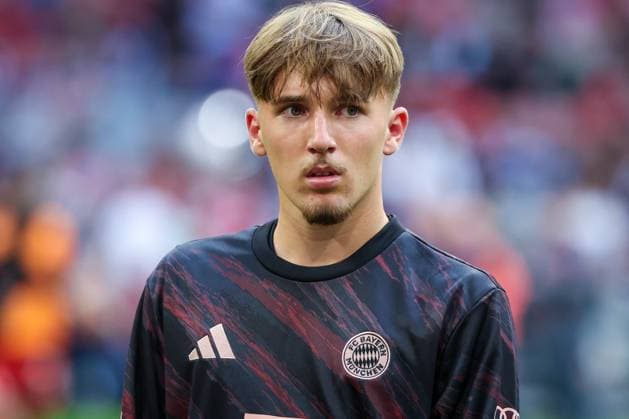 Lennart Karl 42 (FC Bayern Muenchen) beim warm-up, FC Bayern Muenchen vs. Hamburger SV, DFL, Bundesliga, Saison 2025 2026, Allianz Arena, Hinrunde, 3. Spieltag, 13.09.2025 DFB regulations prohibit any use of photographs as image sequences and or quasi-video Muenchen Bayern Deutschland