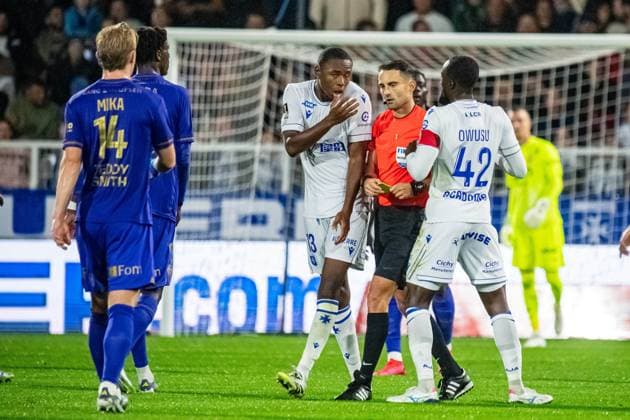 FOOTBALL : AJ Auxerre vs AS Monaco - Ligue 1 - JournÃ e 4 - 13 09 2025 Romain Lissorgue (Arbitre central) Telli Siwe (AJ Auxerre) AuxerreFrance  Copyright: xBaptistexAutissierx