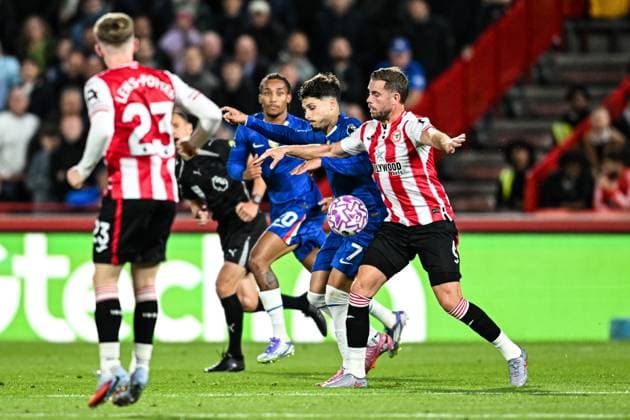 13th September 2025; Gtech Community Stadium, Brentford, London, England; Premier League Football, Brentford versus Chelsea; Jordan Henderson of Brentford holds off Pedro Neto of Chelsea  GodfreyxPitt