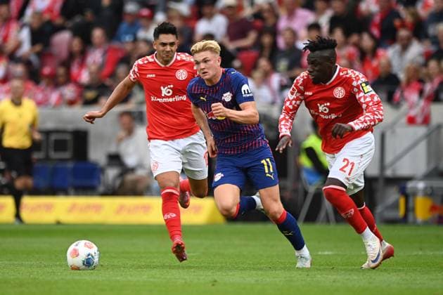Conrad HARDER (L) gegen Nadiem AMIRI (MZ) und Danny DA COSTA (MZ) Aktion, Zweikampf, 1.FSV Mainz 05 (MZ) - RB Leipzig (L) 0-1 Fussball 1. Bundesliga Saison 2025 2026, 3.Spieltag, Spieltag3, matchday3, am 13.09.2025, MEWA Arena Mainz. DFL regulations prohibit any use of photographs as image sequences and or quasi-video Ã‚Â