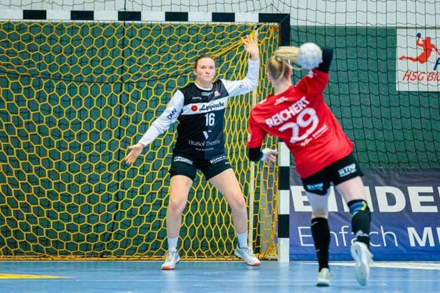 v.l. Melanie Veith (HSG Blomberg-Lippe, 16), Johanna Reichert (Thueringer HC, 29) beim Siebenmeter 7 Meter Wurf GER, HSG Blomberg-Lippe vs. Thueringer HC, , 3. Spieltag, Spielzeit 2025 2026, 13.09.2025 Blomberg Copyright: xJanxRollingerx