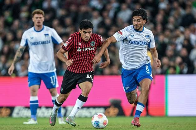 2. Bundesliga - Hannover 96 - Hertha BSC Berlin am 13.09.2025 in der HDI Arena in Hannover Husseyn Chakroun (Hannover) im Zweikampf gegen Kevin Sessa (Berlin)